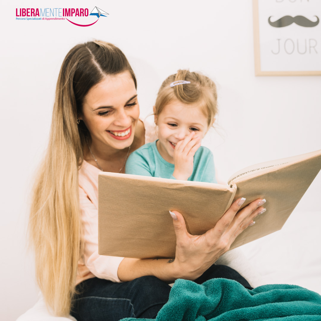 Видео читающая мама. Мама читает книгу. Фотосессия мама читает дочке. Мама с дочкой и книжкой. Чтение книг с дочкой.
